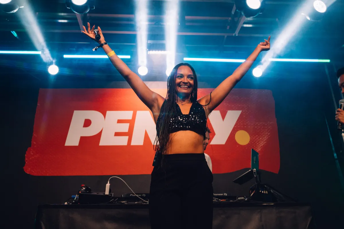Deejay Plus beim Festival mit begeistertem Publikum.